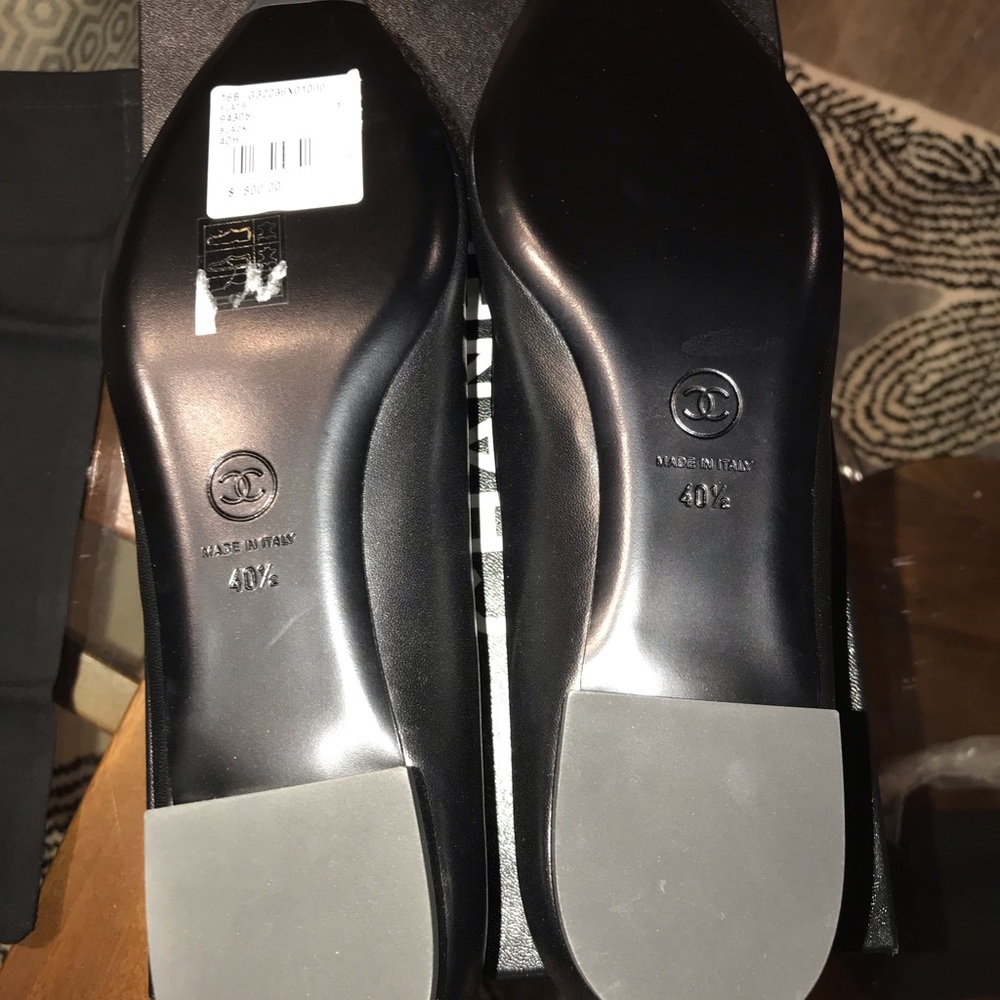 CHANEL LAMBSKIN FLATS . WITH PATENT LEATHER BOW - Picture 5 of 7